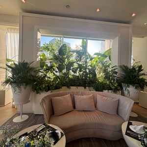 【披露宴会場②】ソファー席で参列者との距離も近い