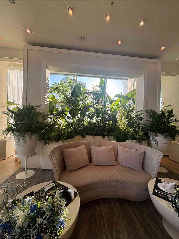 【披露宴会場②】ソファー席で参列者との距離も近い