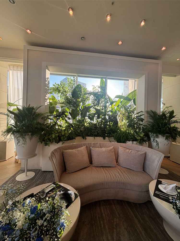 【披露宴会場②】ソファー席で参列者との距離も近い