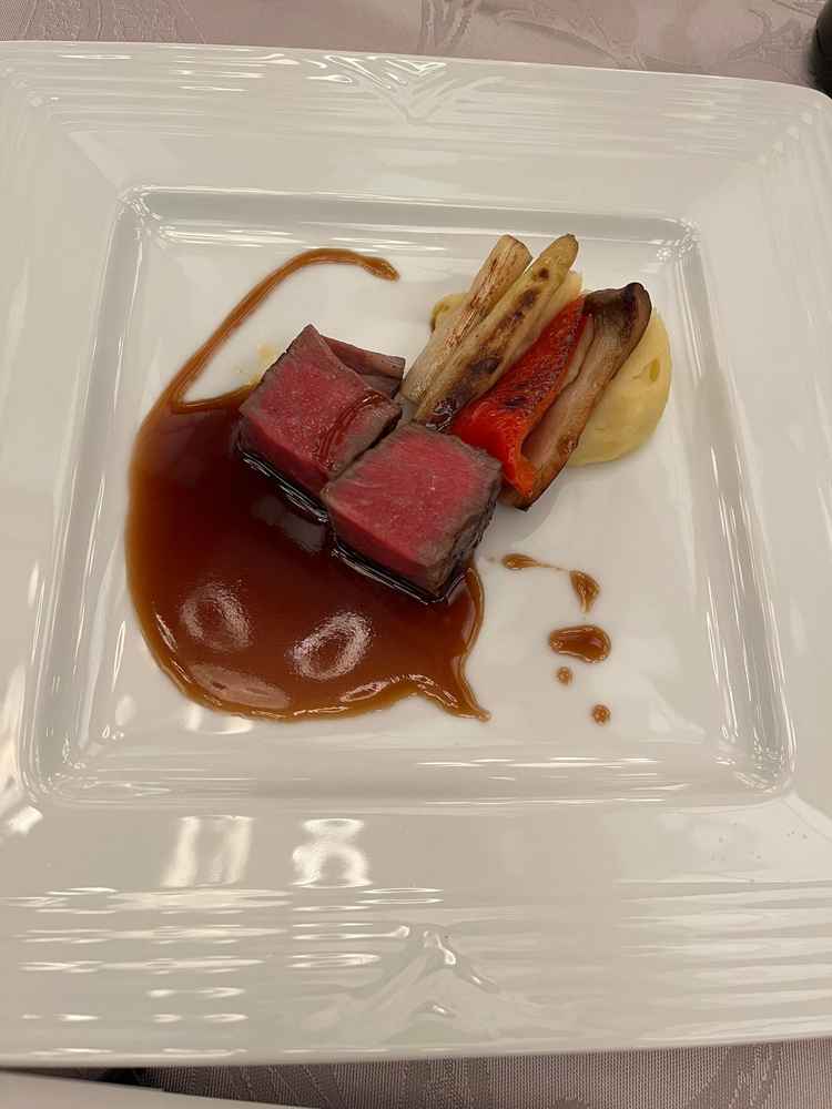 メイン料理です。お肉が柔らかくて美味しかったです。
