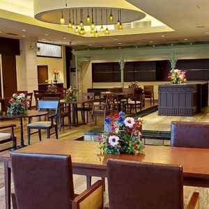 披露宴会場レオンの写真。新郎新婦の席を囲うように流れる水の音色が心地よかったです。