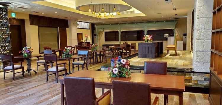 披露宴会場レオンの写真。新郎新婦の席を囲うように流れる水の音色が心地よかったです。