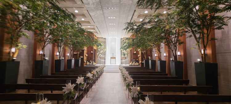 表参道の欅並木を感じるチャペル