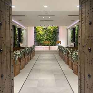 室内チャペル。チャペル入口横の窓からガーデンが見えるのがよかった。中も普通に素敵。