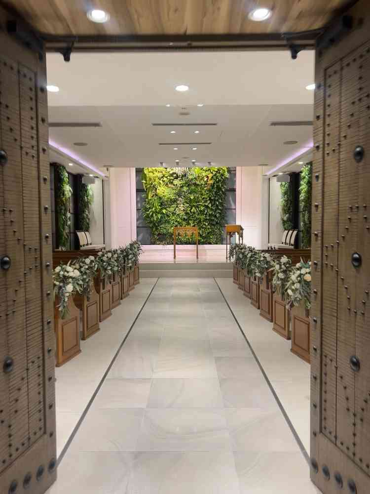 室内チャペル。チャペル入口横の窓からガーデンが見えるのがよかった。中も普通に素敵。