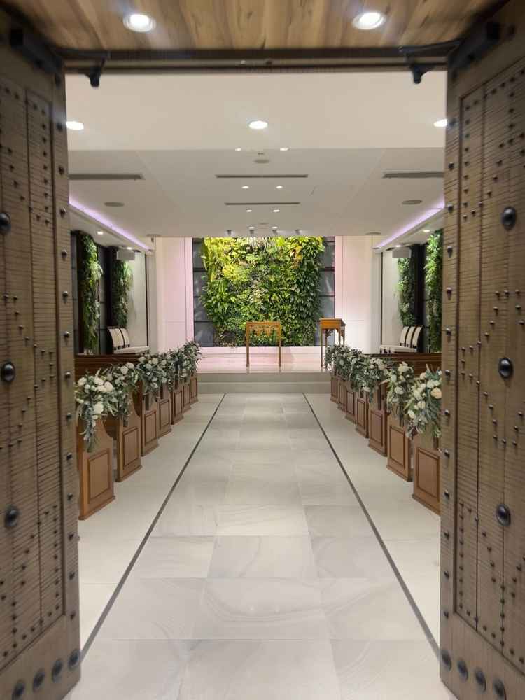 室内チャペル。チャペル入口横の窓からガーデンが見えるのがよかった。中も普通に素敵。