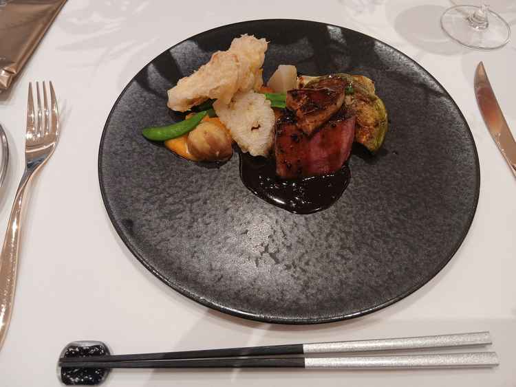 試食の料理。お肉が柔らかくて付け合わせの天ぷらなども美味しい。シェフのフランペ実演もよかった。