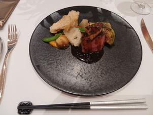 試食の料理。お肉が柔らかくて付け合わせの天ぷらなども美味しい。シェフのフランペ実演もよかった。