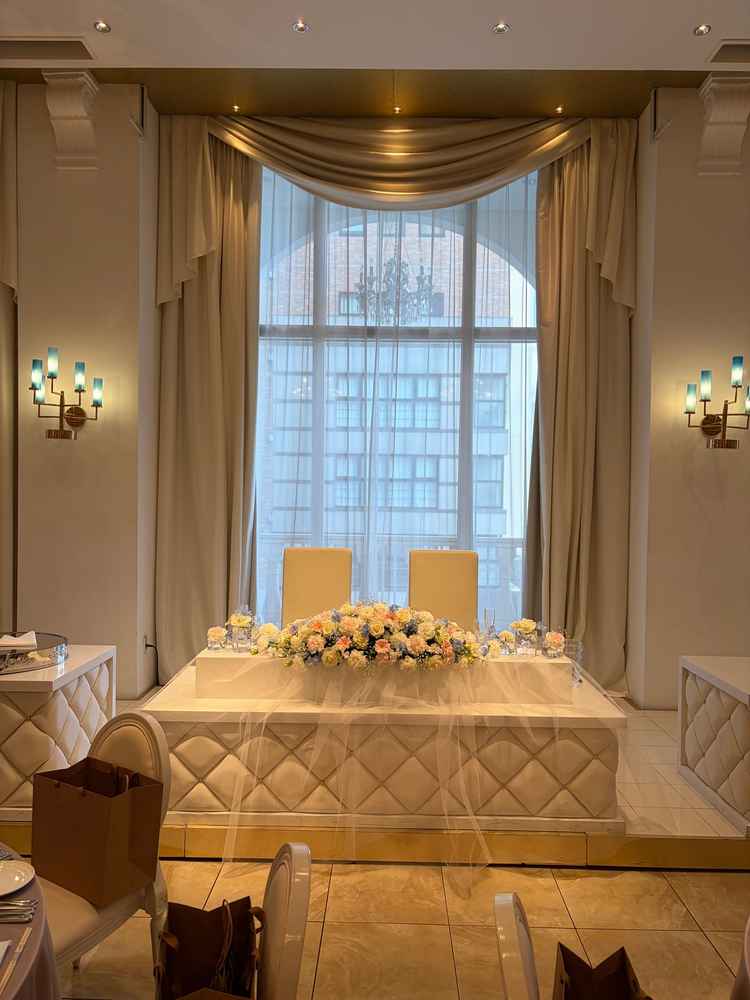 1つ目の披露宴会場の新郎新婦の席。全体的に白基調で甘めな印象の会場でした。