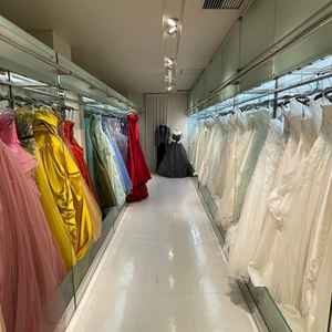 すぐにその場でドレスが見れた。4000着から選べるのはすごい。