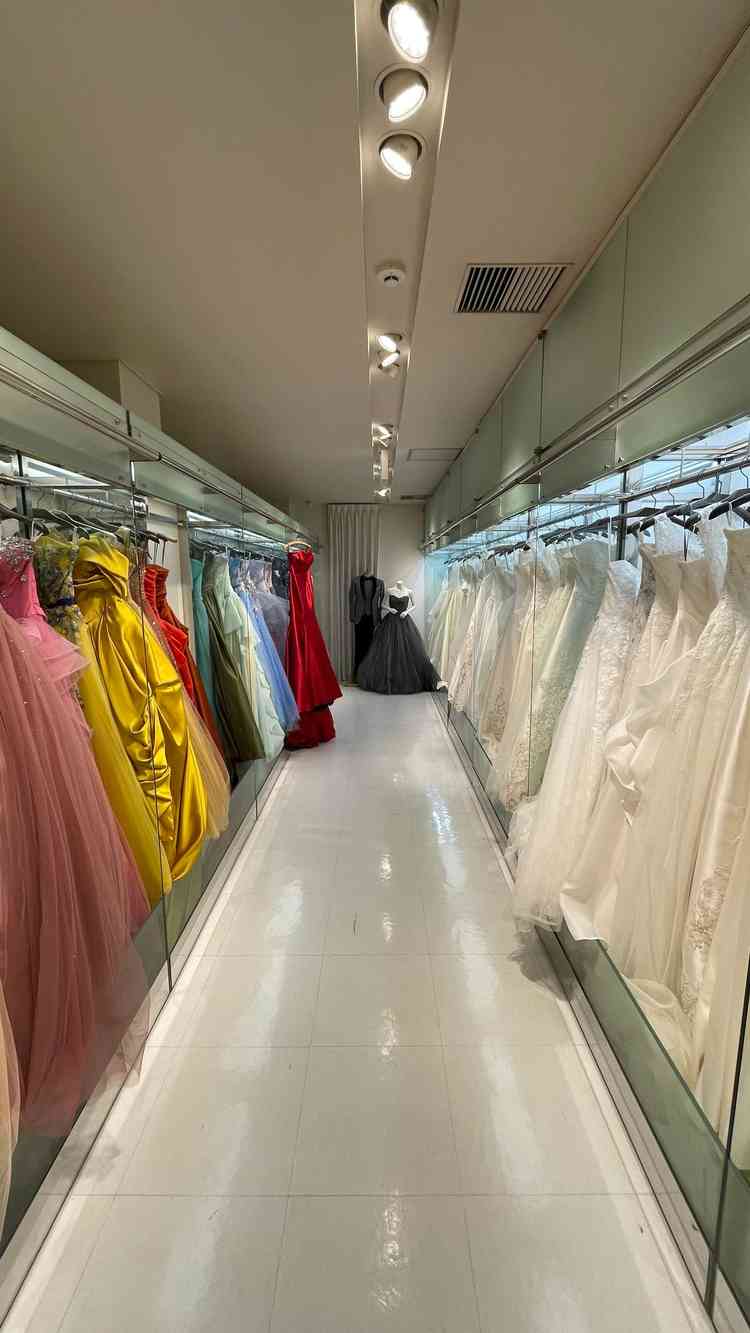 すぐにその場でドレスが見れた。4000着から選べるのはすごい。