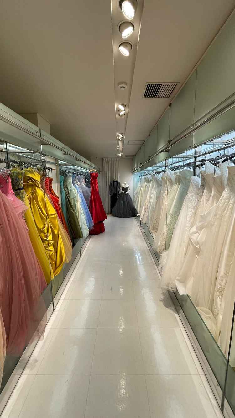 すぐにその場でドレスが見れた。4000着から選べるのはすごい。