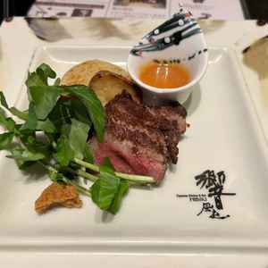 メインのお肉。香味野菜のソース、わさびの醤油漬け。