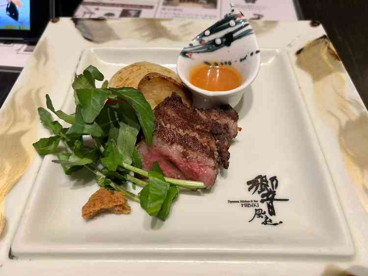 メインのお肉。香味野菜のソース、わさびの醤油漬け。