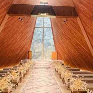 挙式会場。後ろの石のところは水が流れてて本当に素敵だった。