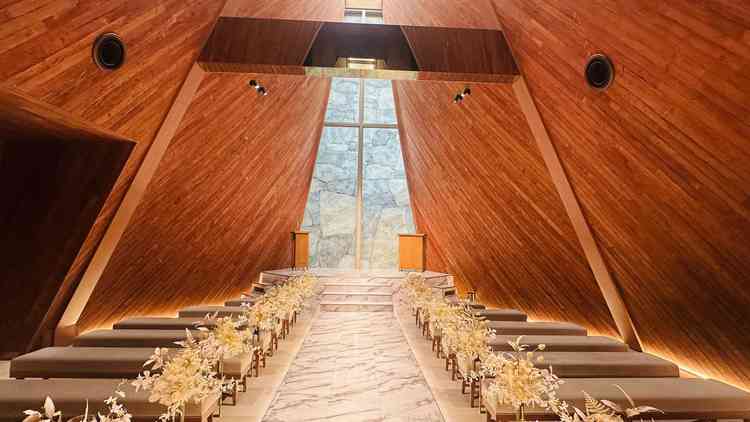 挙式会場。後ろの石のところは水が流れてて本当に素敵だった。