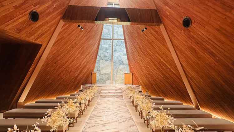 挙式会場。後ろの石のところは水が流れてて本当に素敵だった。