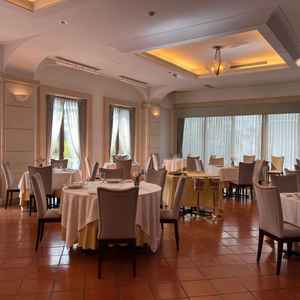 一階の披露宴会場です。窓が多く明るい雰囲気です。