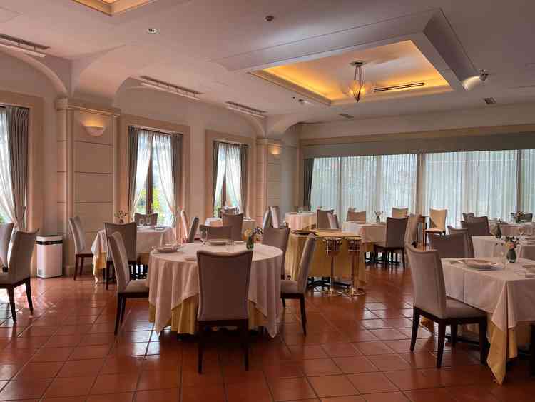 一階の披露宴会場です。窓が多く明るい雰囲気です。