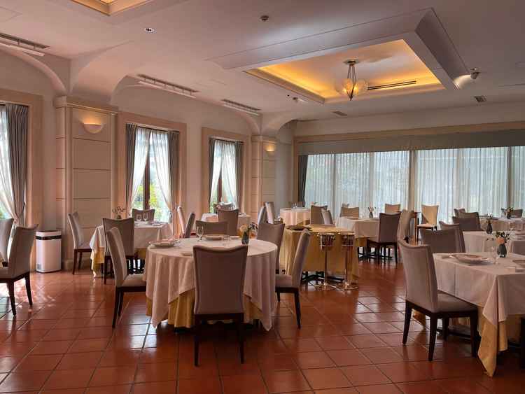 一階の披露宴会場です。窓が多く明るい雰囲気です。