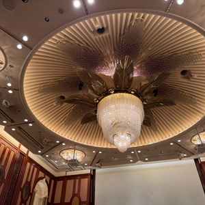 つぼみを模したシャンデリアが、クラシック感があり素敵でした。つぼみが開く演出も有り。