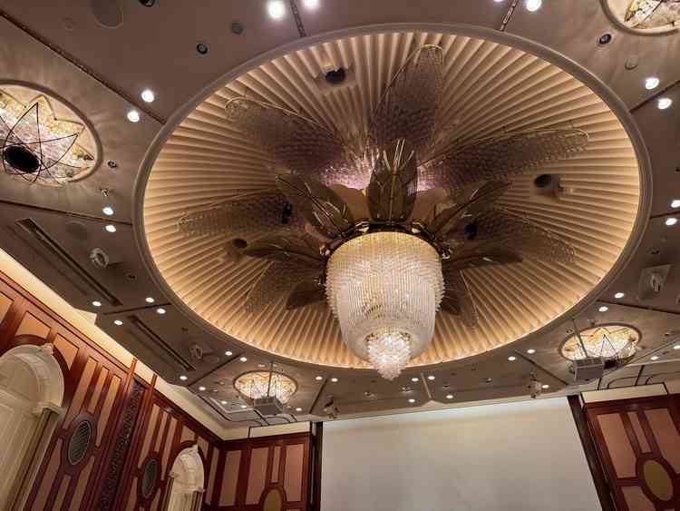 つぼみを模したシャンデリアが、クラシック感があり素敵でした。つぼみが開く演出も有り。