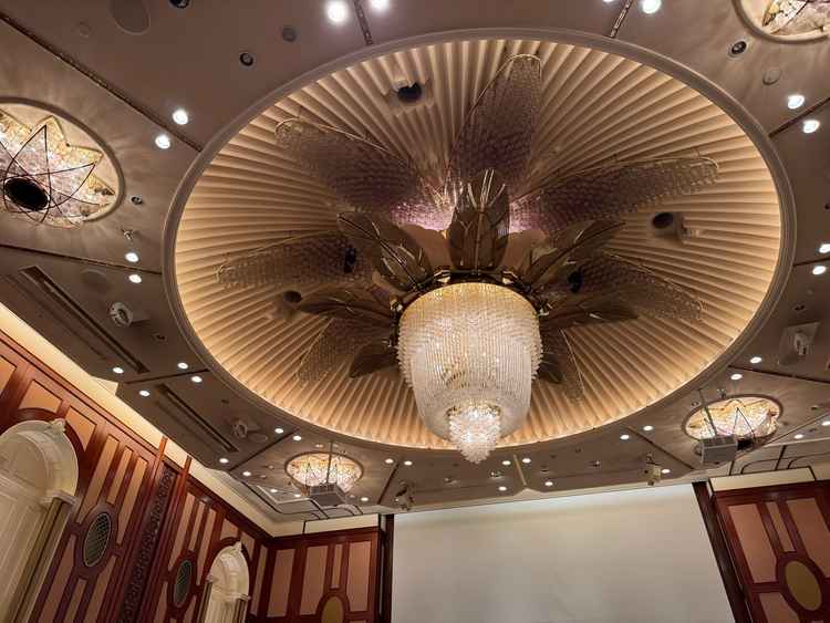 つぼみを模したシャンデリアが、クラシック感があり素敵でした。つぼみが開く演出も有り。