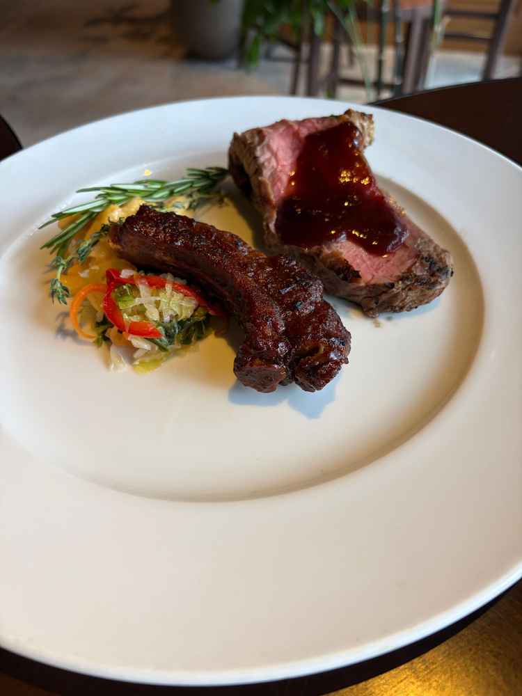 オープンキッチンでライブ感がある。シェフが目の前でお肉をフランベしてくれて、美味しくて楽しい。
