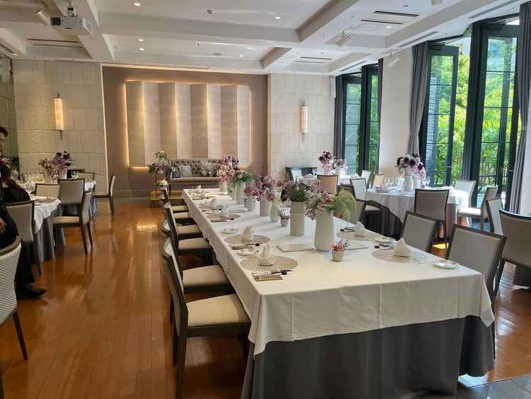 外から光が差し込む披露宴会場も素敵でした。20名以上ならここでやりたかったです。