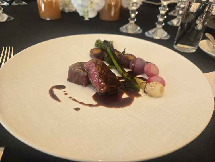 披露宴会場の肉料理