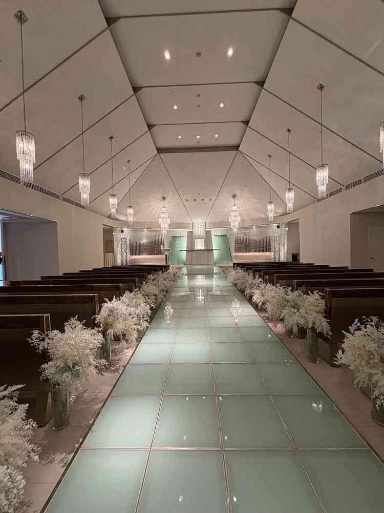 バージンロードがななめになっており、ドレスが映えると思いました。