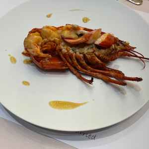 オマール海老の試食。和風、洋風テイストで味付けの違いを分かるよう一皿ずつ提供していただきました。