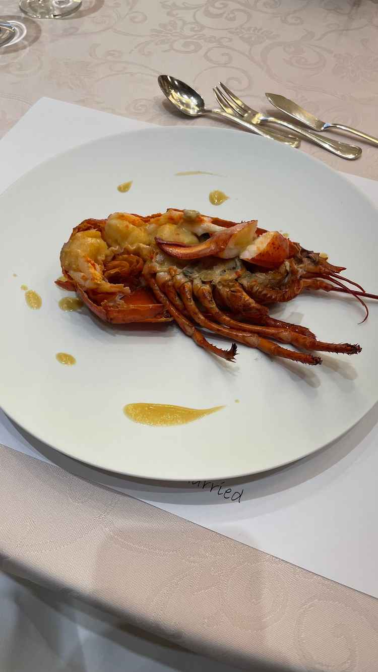 オマール海老の試食。和風、洋風テイストで味付けの違いを分かるよう一皿ずつ提供していただきました。