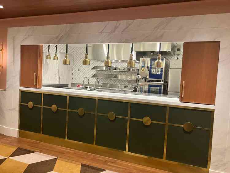 オープンキッチンがあり作りたてのご飯を食べられます