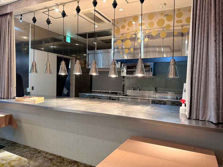 オープンキッチン。会場スタッフと連携して、温かい料理をタイミング良く出してくださるというおもてなし。