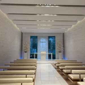 白を基調としたチャペルです。入場時にはダウンライトになり幻想的な雰囲気になるそうです。