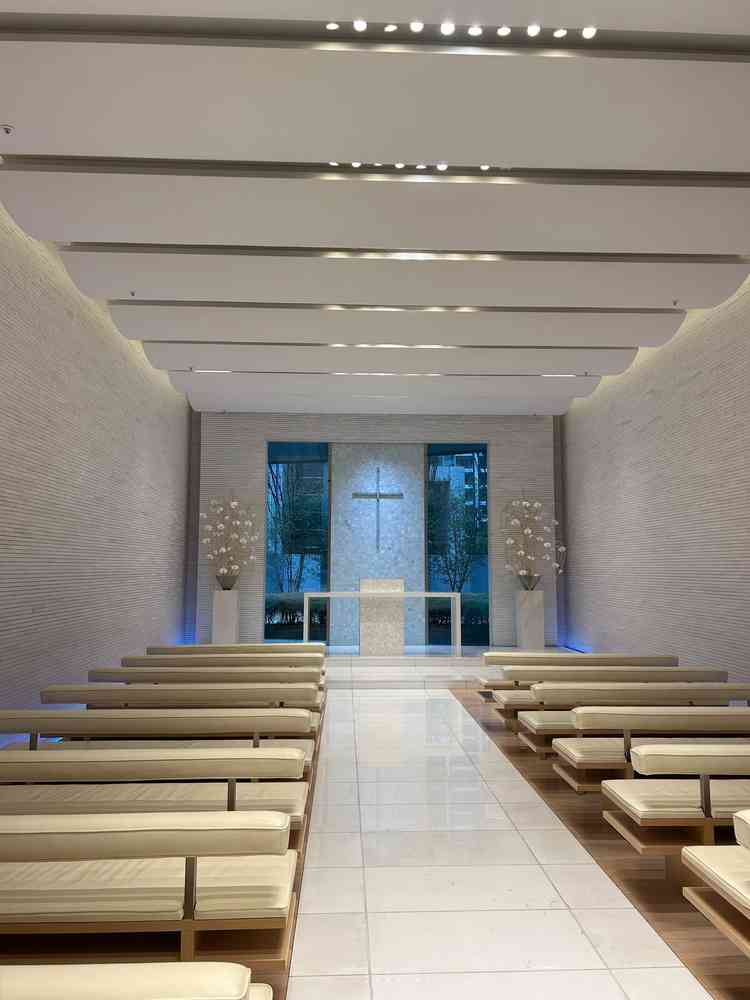 白を基調としたチャペルです。入場時にはダウンライトになり幻想的な雰囲気になるそうです。