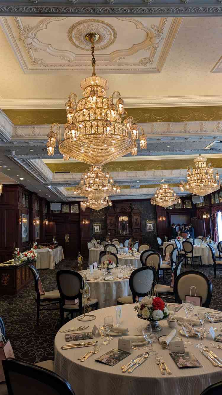 披露宴会場が複数ある内の1つです。内装がシックで天井が低めでシャンデリアがどこからでも目にはいります