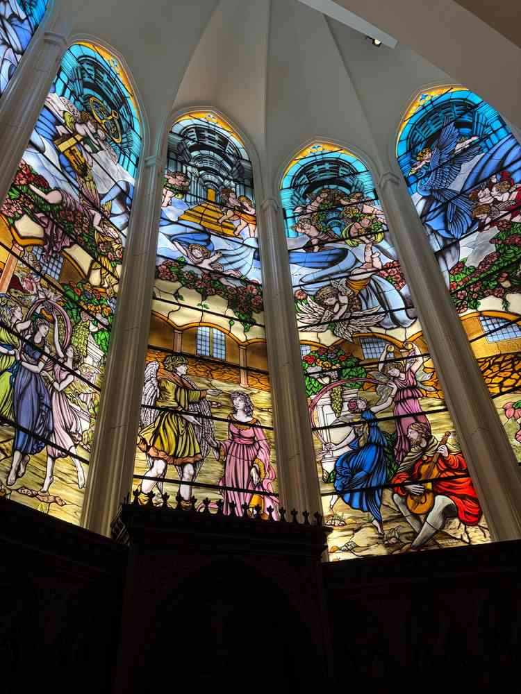 大聖堂のステンドグラスは圧巻でした。
