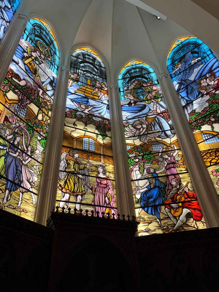 大聖堂のステンドグラスは圧巻でした。