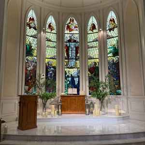 神秘的な感じがとてもありライトでステンドグラスを照らしてある事で雨も関係なく挙式できるのが良かった。