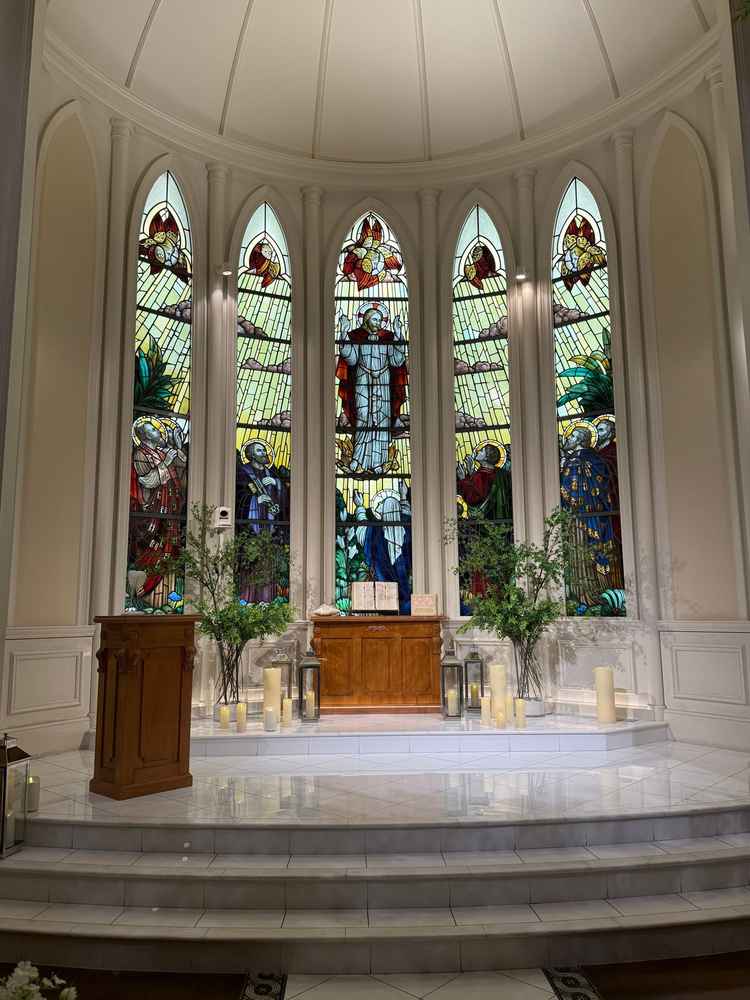 神秘的な感じがとてもありライトでステンドグラスを照らしてある事で雨も関係なく挙式できるのが良かった。