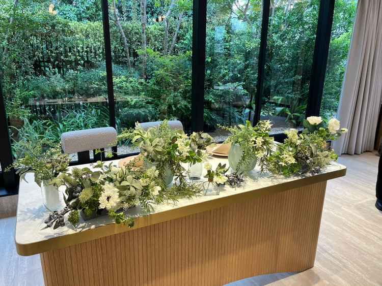 披露宴会場の新郎新婦の席です。こちらの緑の装飾はデフォルトでついており、カラーも3色から選べます