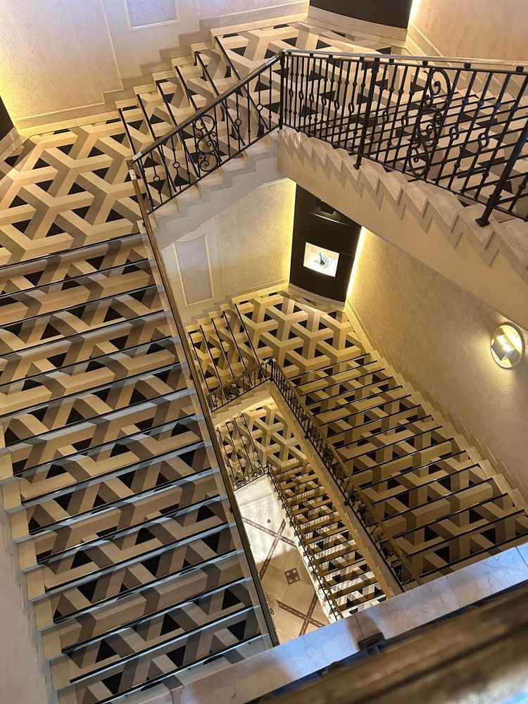 吹き抜けの階段