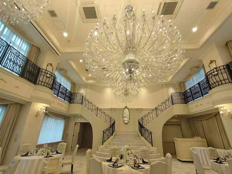 披露宴会場では美女と野獣を彷彿させるような左右からの登場シーンが他ではできなさそうと感じました。