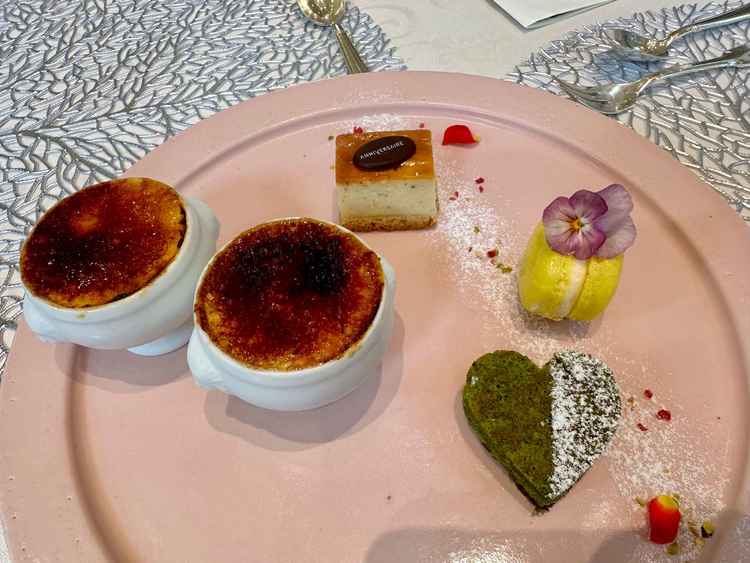 デザートビュッフェ。クリームブリュレが人気だそう！