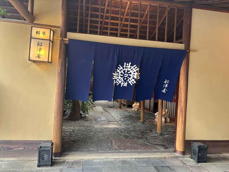 入り口ののれんも自分達の好みで変えれて自分たちらしさを入り口から楽しみいただけていいなと思いました。