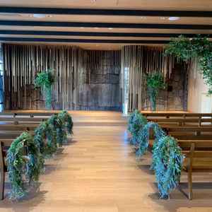 横からたっぷりと自然光が入る作りのチャペル。名古屋城の石垣をイメージしたステージは厳か且つクラシック