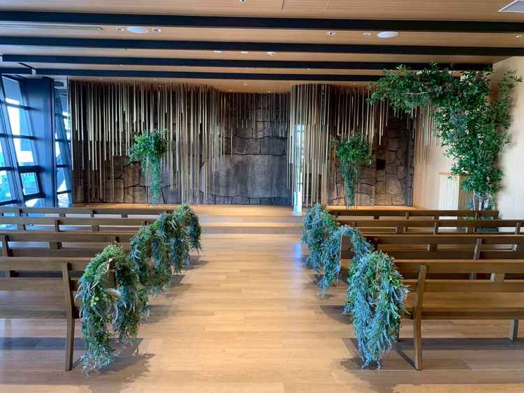 横からたっぷりと自然光が入る作りのチャペル。名古屋城の石垣をイメージしたステージは厳か且つクラシック