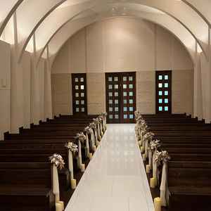 シンプルで落ち着いた雰囲気のあるチャペル。